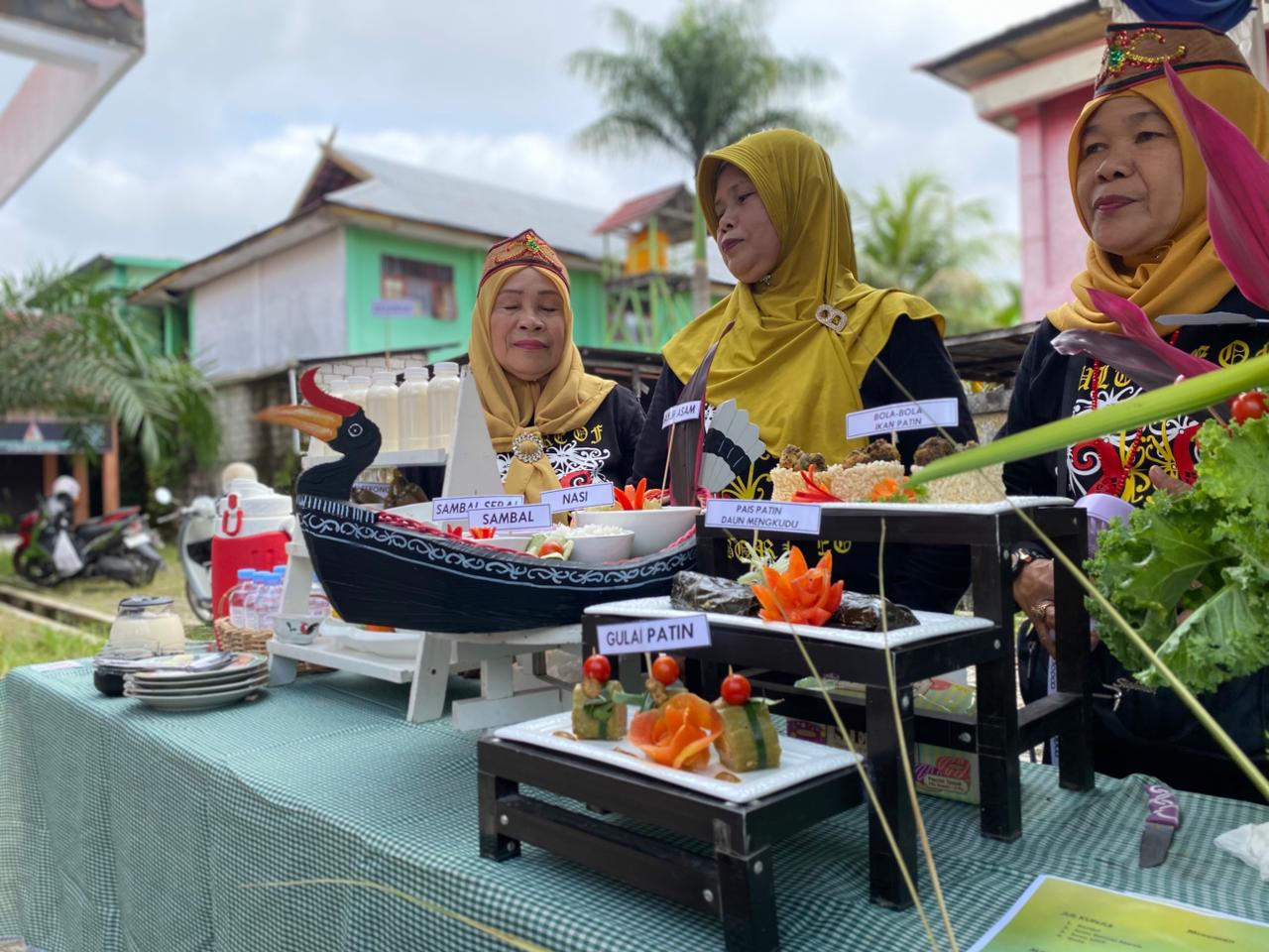 Pagelaran Pentas Seni dan Budaya di halaman kantor mereka, Sabtu (29/11/2025).MIFTAH/KALTENG POS
