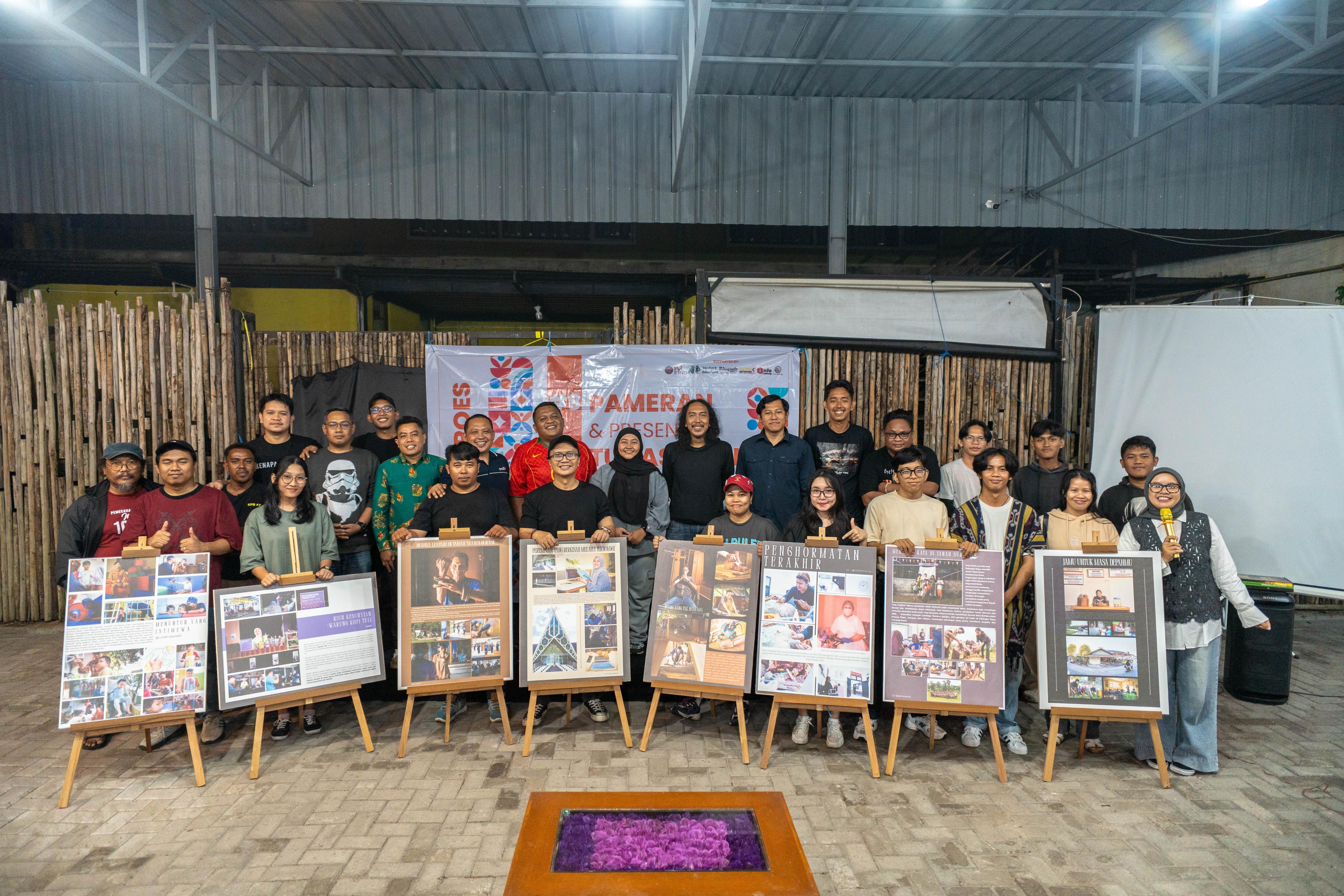 Siswa KFB angkatan delapan usai presentasi tugas akhir fotografi bertema Local Heroes, Sabtu (29/11/1025) malam.HPB