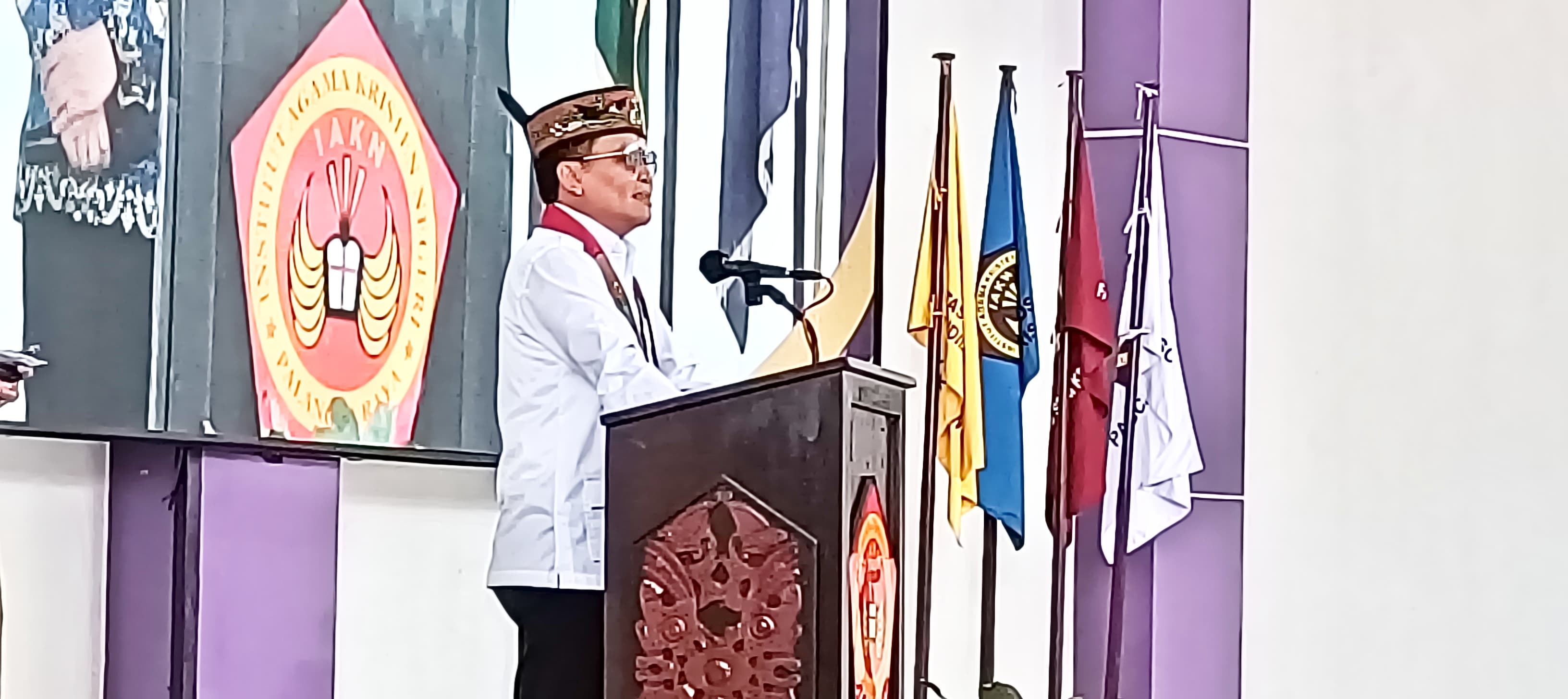 Gubernur H Agustiar Sabran S IKom, saat menyampaikan sambutan pada seminar pendidikan kebangsaan.