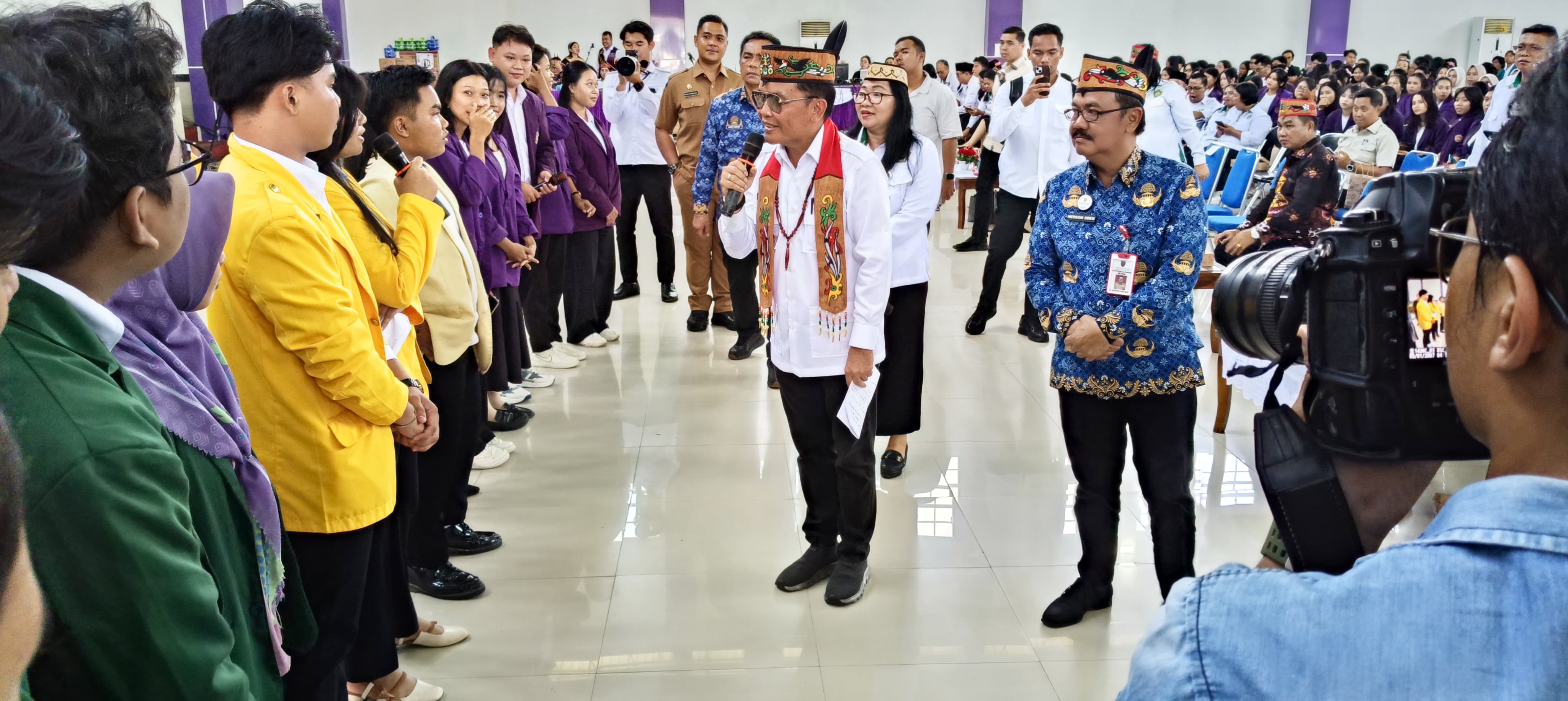Gubernur Kalteng H Agustiar Sabran menyapa mahasiswa saat Seminar Pendidikan Kebangsaan di IAKN Palangka Raya, Senin (1/12).