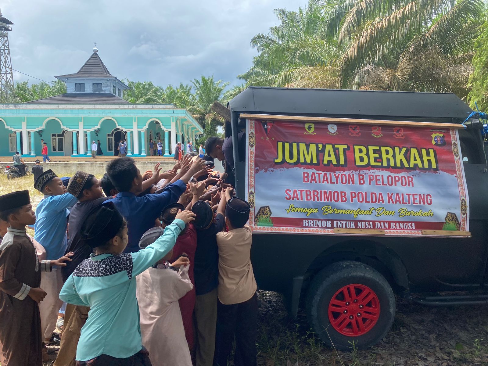 Personel Batalyon B Pelopor Satuan Brimob Polda Kalteng melaksanakan kegiatan rutin Jumat Berkah.HUMAS