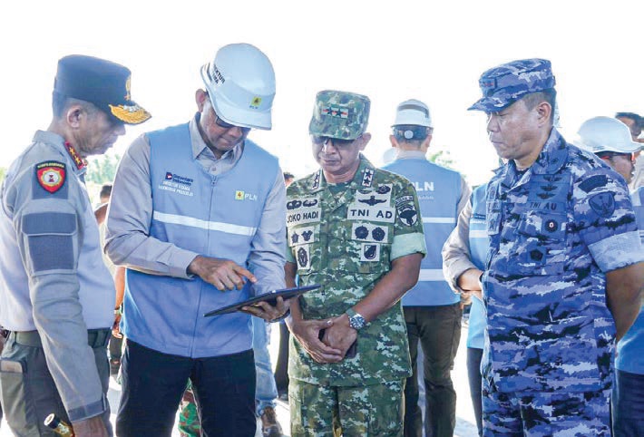 KOORDINASI: Direktur Utama PLN Darmawan Prasodjo (dua dari kiri) bersama Panglima Kodam Iskandar Muda, Komandan Pangkalan TNI Angkatan Udara Sultan Iskandar Muda dan Kapolda Aceh saat berkoordinasi.