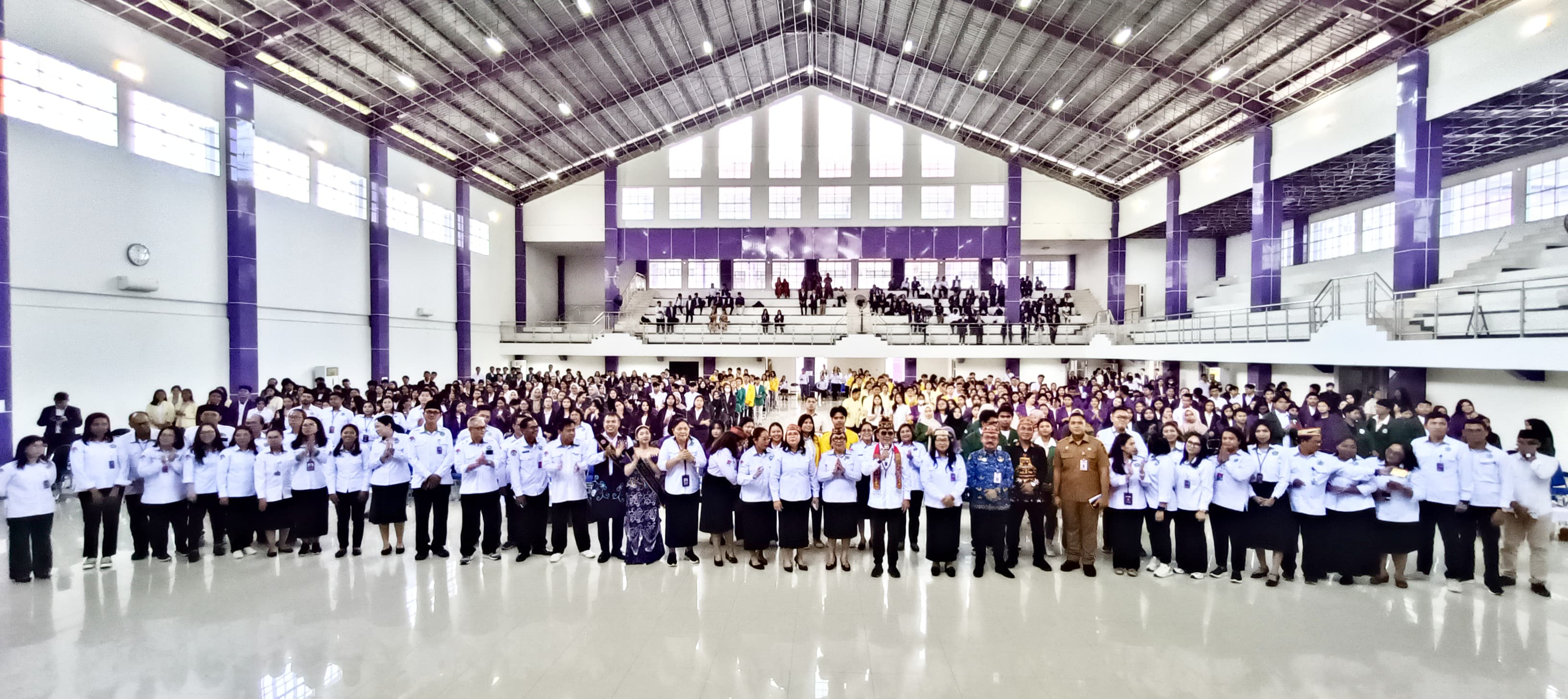 Foto bersama Gubernur Kalteng beserta seluruh peserta  Seminar Pendidikan Kebangsaan di IAKN Palangka Raya, Senin (1/12).