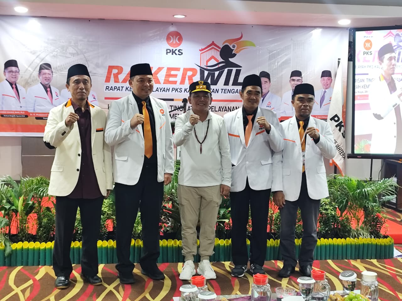 Gubernur H Agustiar Sabran berfoto bersama jajaran pengurus DPW PKS Kalteng.NOVIA/KALTENG POS