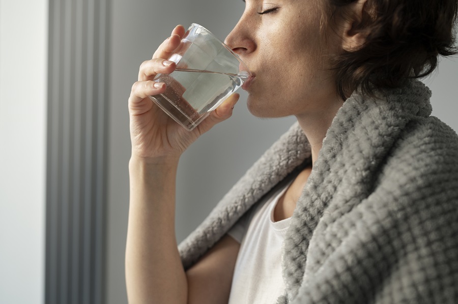 ILUSTRASI : Minum satu gelas air hangat di pagi hari merangsang sistem pencernaan. FREEPIK