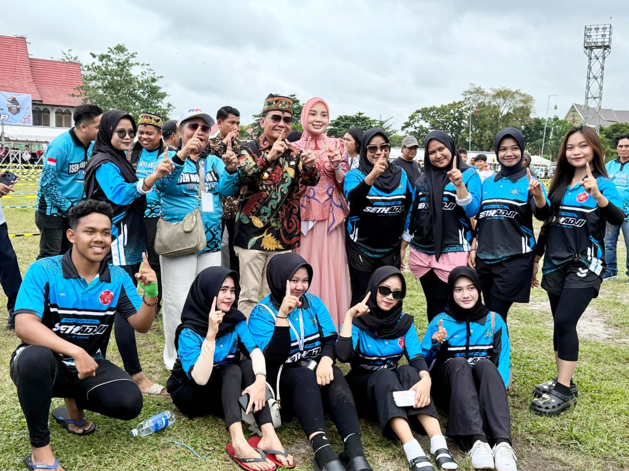 Gubernur Kalteng H Agustiar Sabran beserta istri bersama dengan lady fire pada lomba ketangkasan damkar.DISHUT