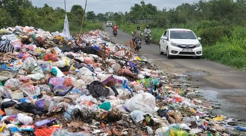 Kondisi sampah pinggir Perumahan Sawit Raya.WARGA