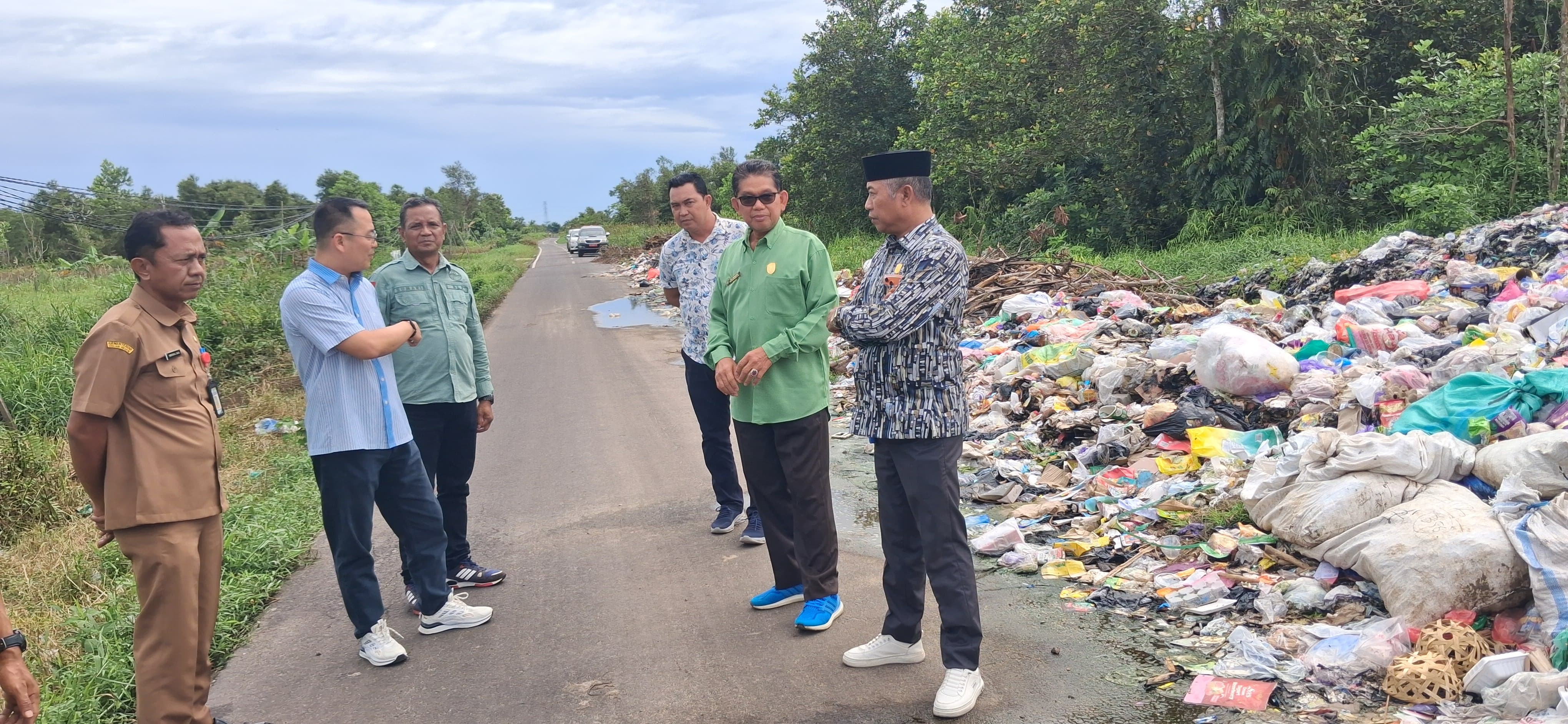 Ketua Komisi II DPRD Kotim Akhyannor sidak ke lokasi pembuangan sampah Jalan Sawit Raya, Kelurahan Pasir Putih.BAHRI/KALTENG POS
