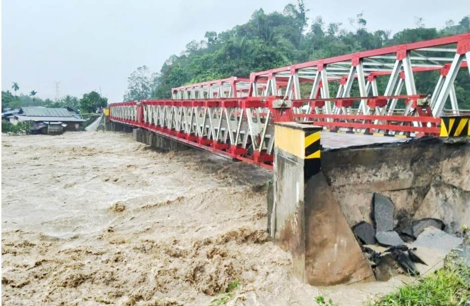 Salah satu jembatan terputus akibat banjir di Tapanuli Utara, Sumatera Utara. (BPBD Kabupaten Tapanuli Utara)