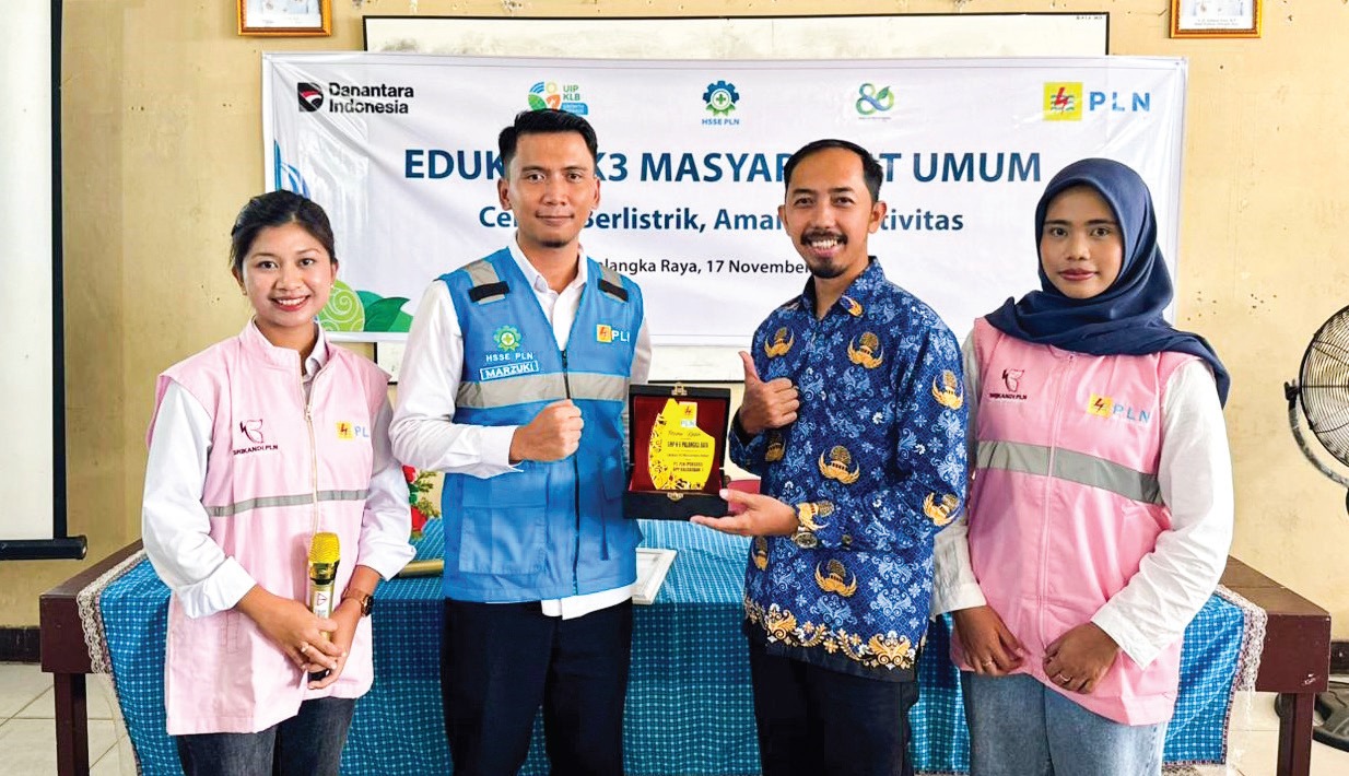 CENDERAMATA: PLN UPP KLB 3 memberikan cenderamata kepada SMPN 6 Palangka Raya usai kegiatan.