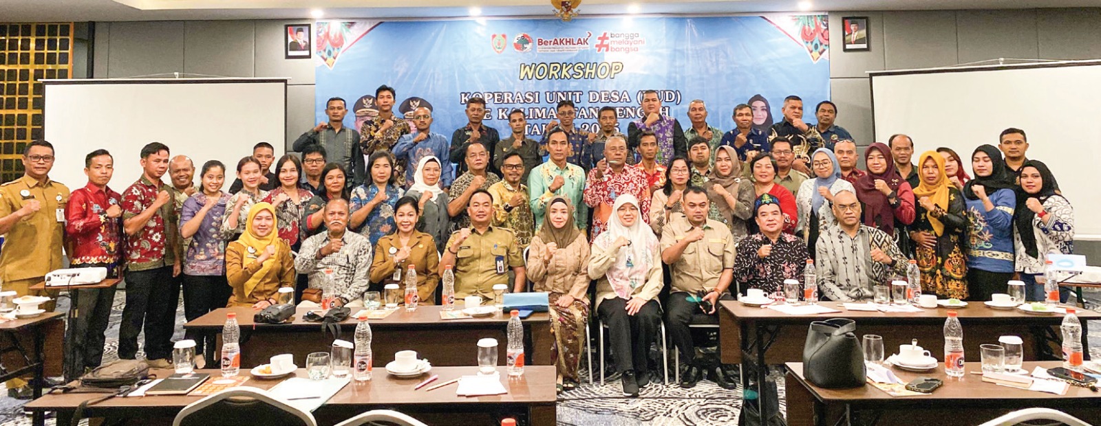WORKSHOP: Kepala Diskop UKM Kalteng Dr Rahmawati bersama para peserta Workshop Revitalisasi dan Restrukturisasi KUD yang digelar di Palangka Raya, Selasa (2/12).