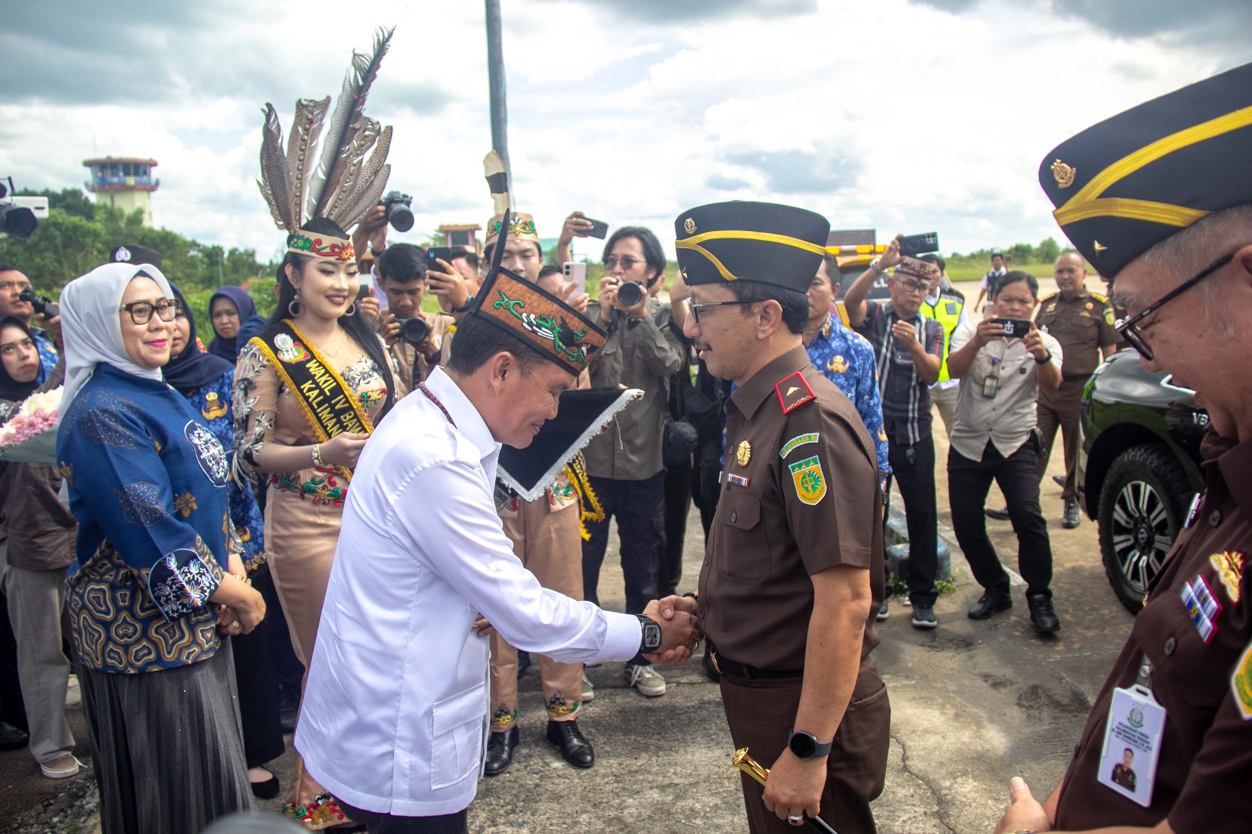 Gubernur H. Agustiar Sabran menyambut Kajati Kalteng di ruang VIP Isen Mulang, Bandara Tjilik Riwut Palangka Raya.ARIEF PRATHAMA/KALTENG POS