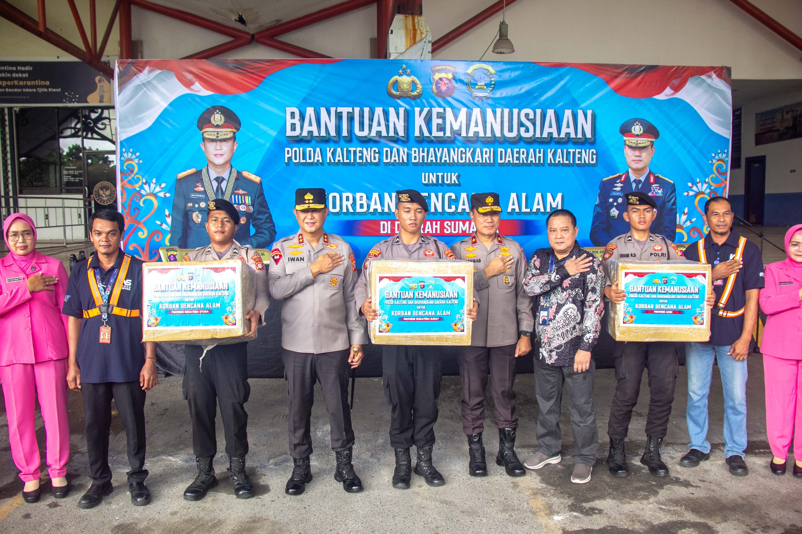 Bantuan logistik dari Polda Kalteng untuk korban bencana di Sumatera.ARIEF PRATHAMA/KALTENG POS