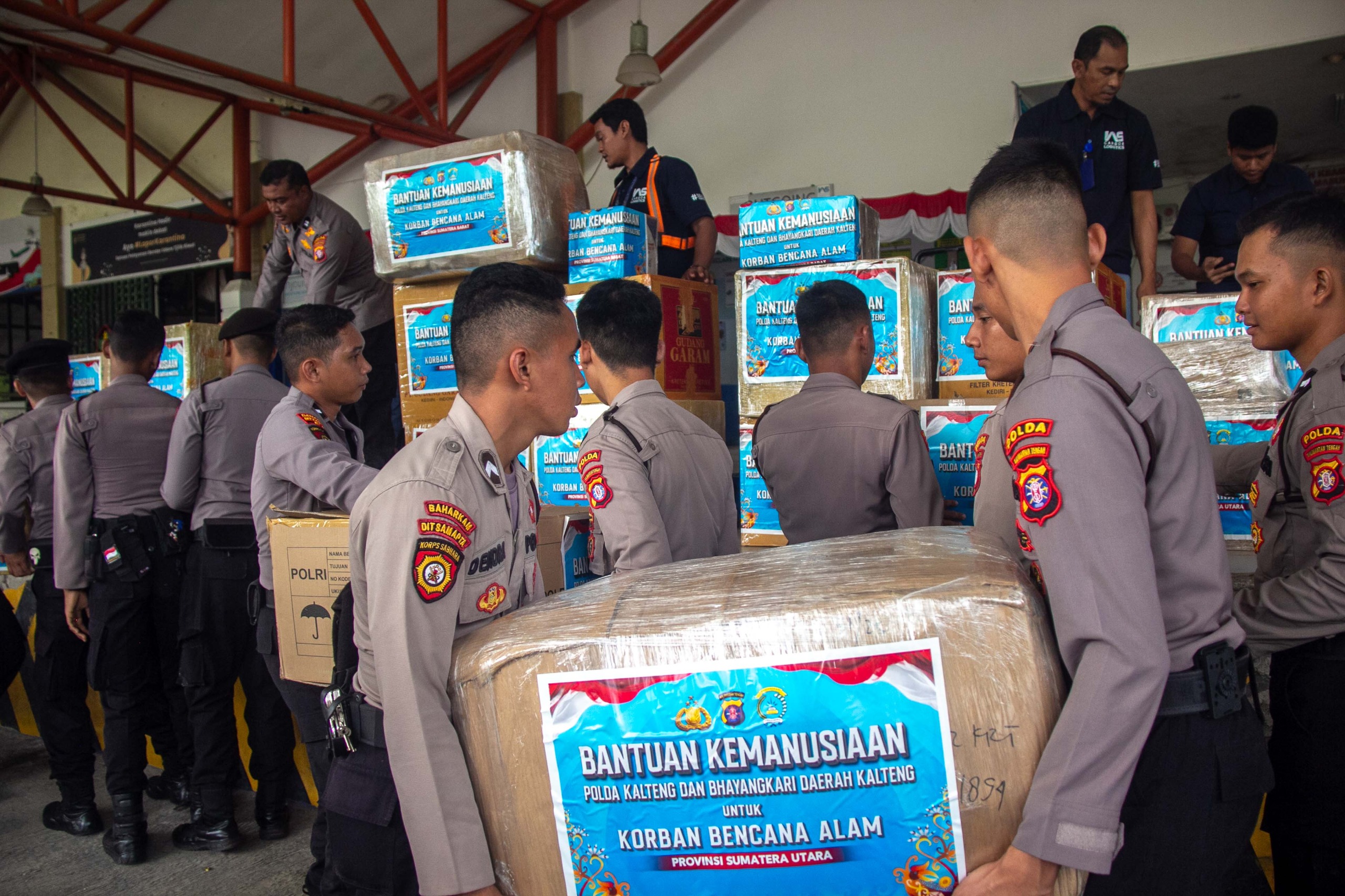 Bantuan logistik dari Polda Kalteng untuk korban bencana di Sumatera.ARIEF PRATHAMA/KALTENG POS