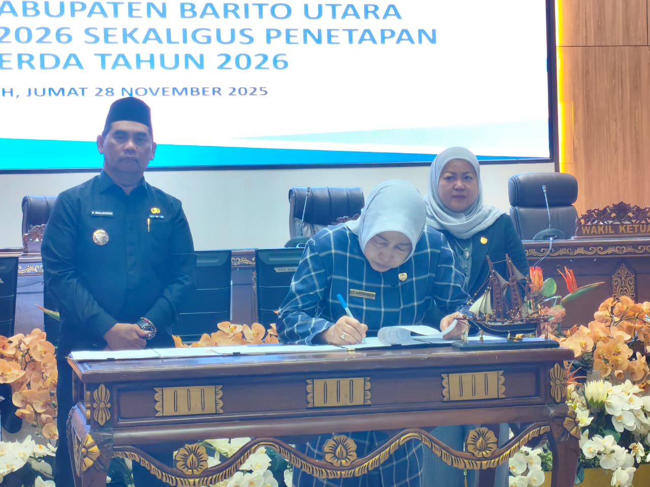 Ketua DPRD Batara Hj Merry Rukaini menandatangani berita acara pengesahan Raperda APBD Tahun 2026. RENO SAPUTRA/KALTENG POS