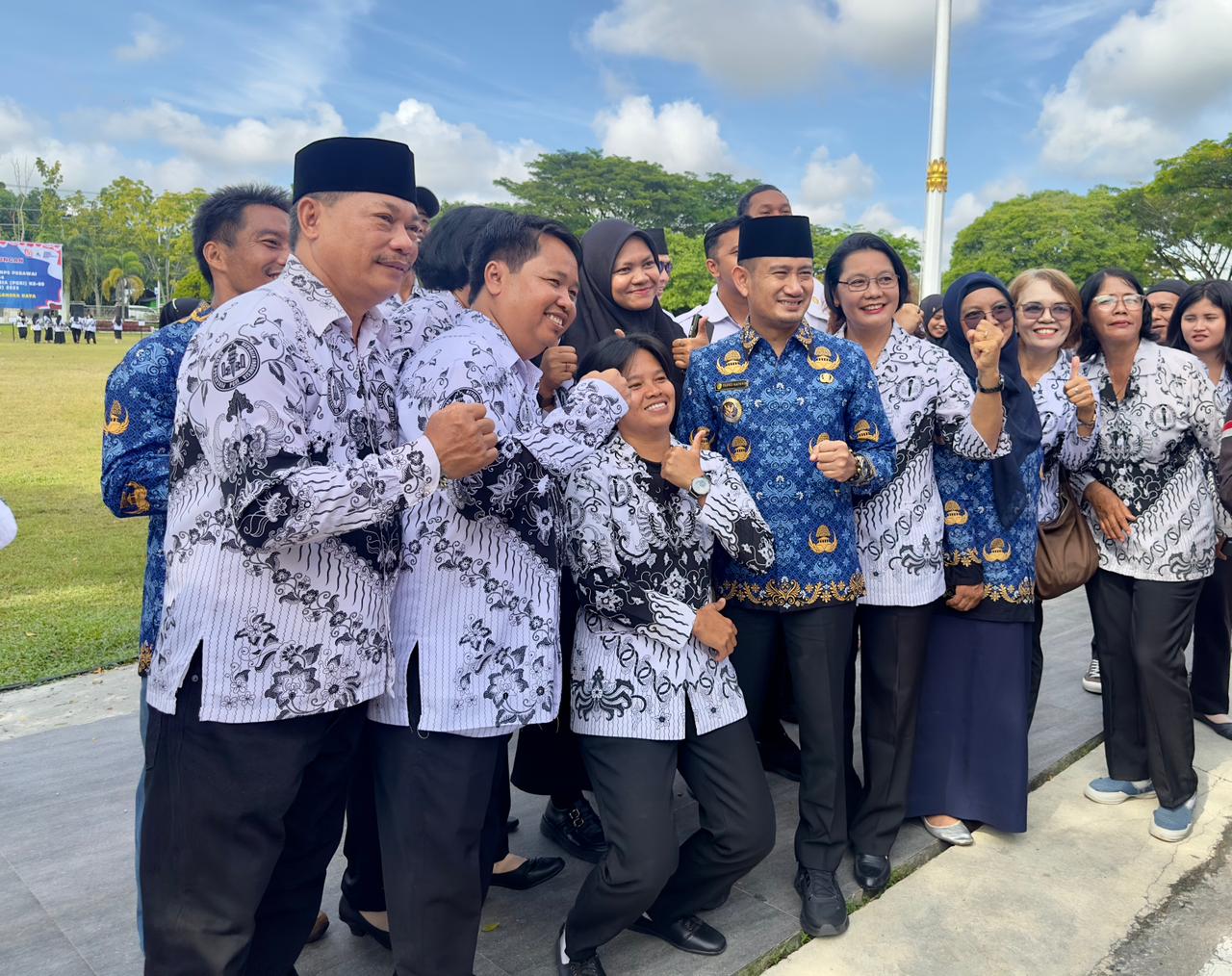 Guru di Kota Palangka Raya terlihat bahagia bersama dengan Wali Kota Palangka Raya.BUDHI S PUTRA//KALTENG POS