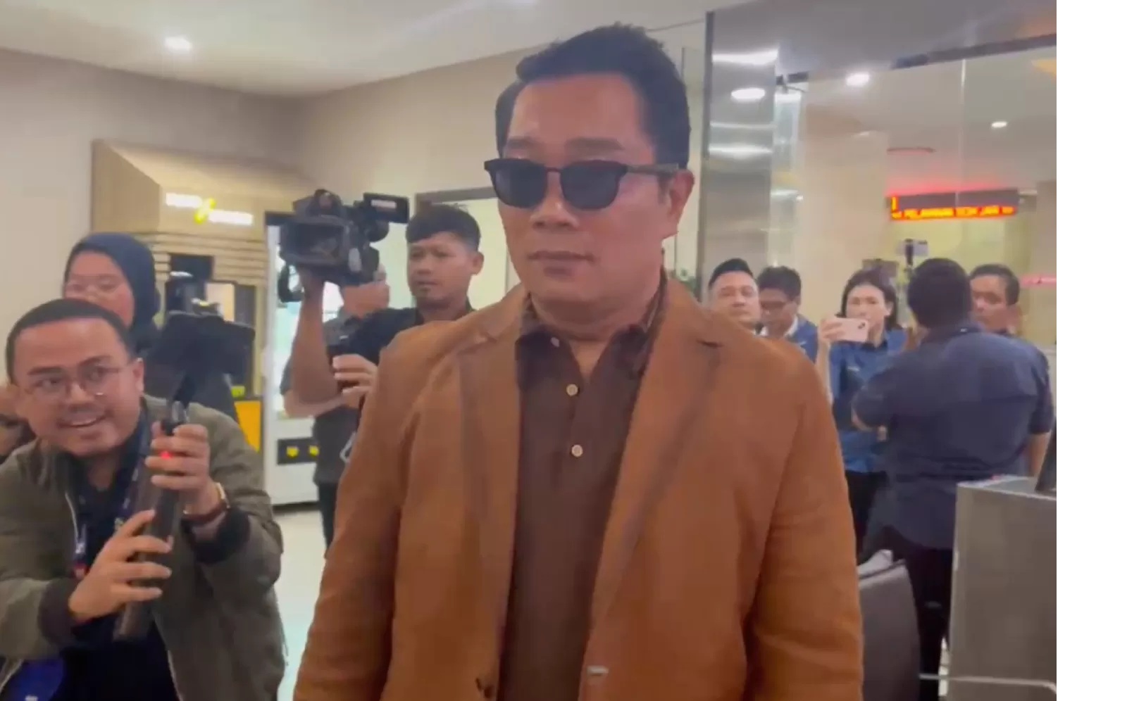 Mantan Gubernur Jawa Barat Ridwan Kamil telah dipanggil KPK terkait dengan kasus dugaan korupsi BJB.