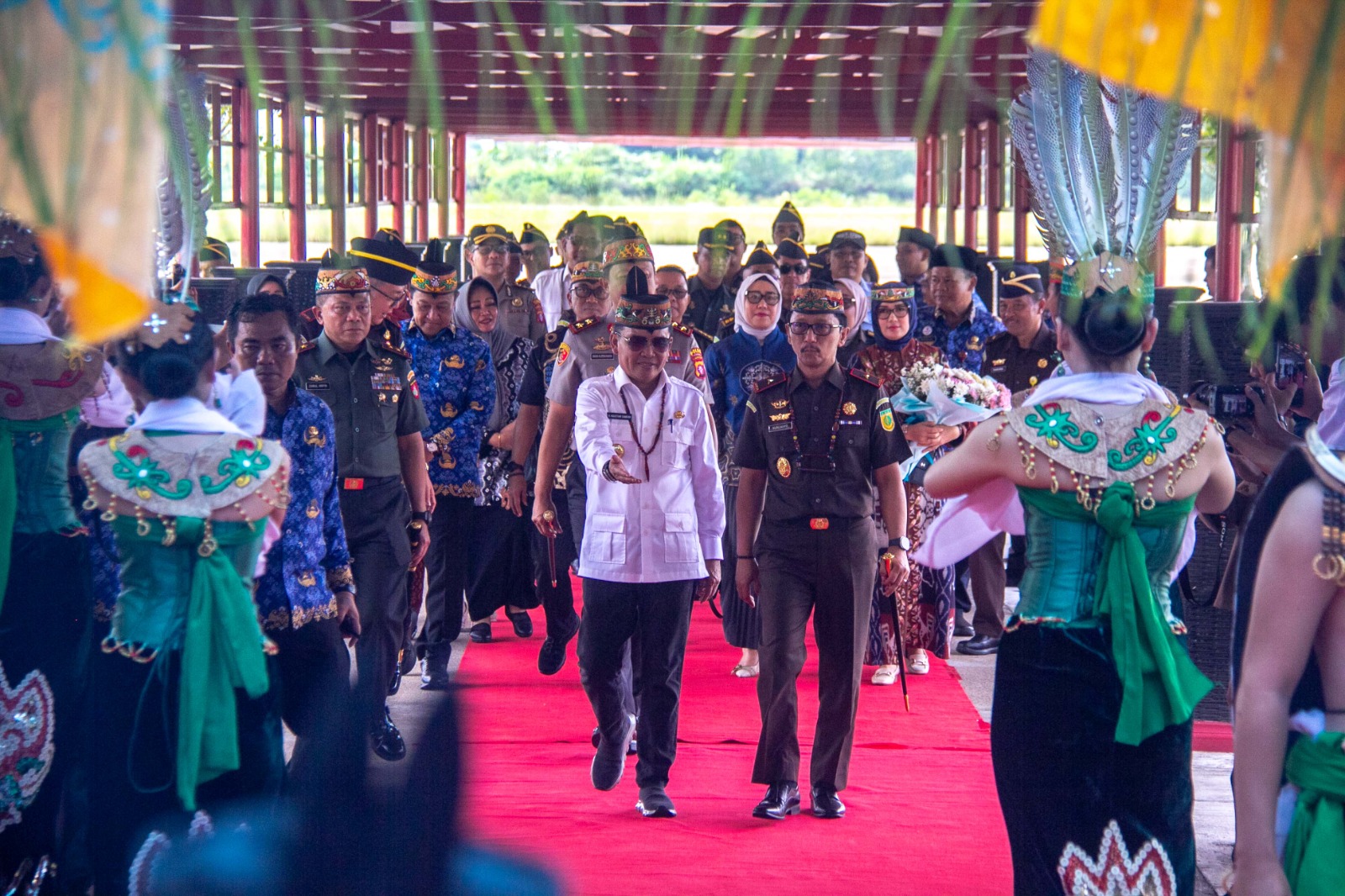 Gubernur H. Agustiar Sabran menyambut Kajati Kalteng di ruang VIP Isen Mulang, Bandara Tjilik Riwut Palangka Raya.ARIEF PRATHAMA/KALTENG POS