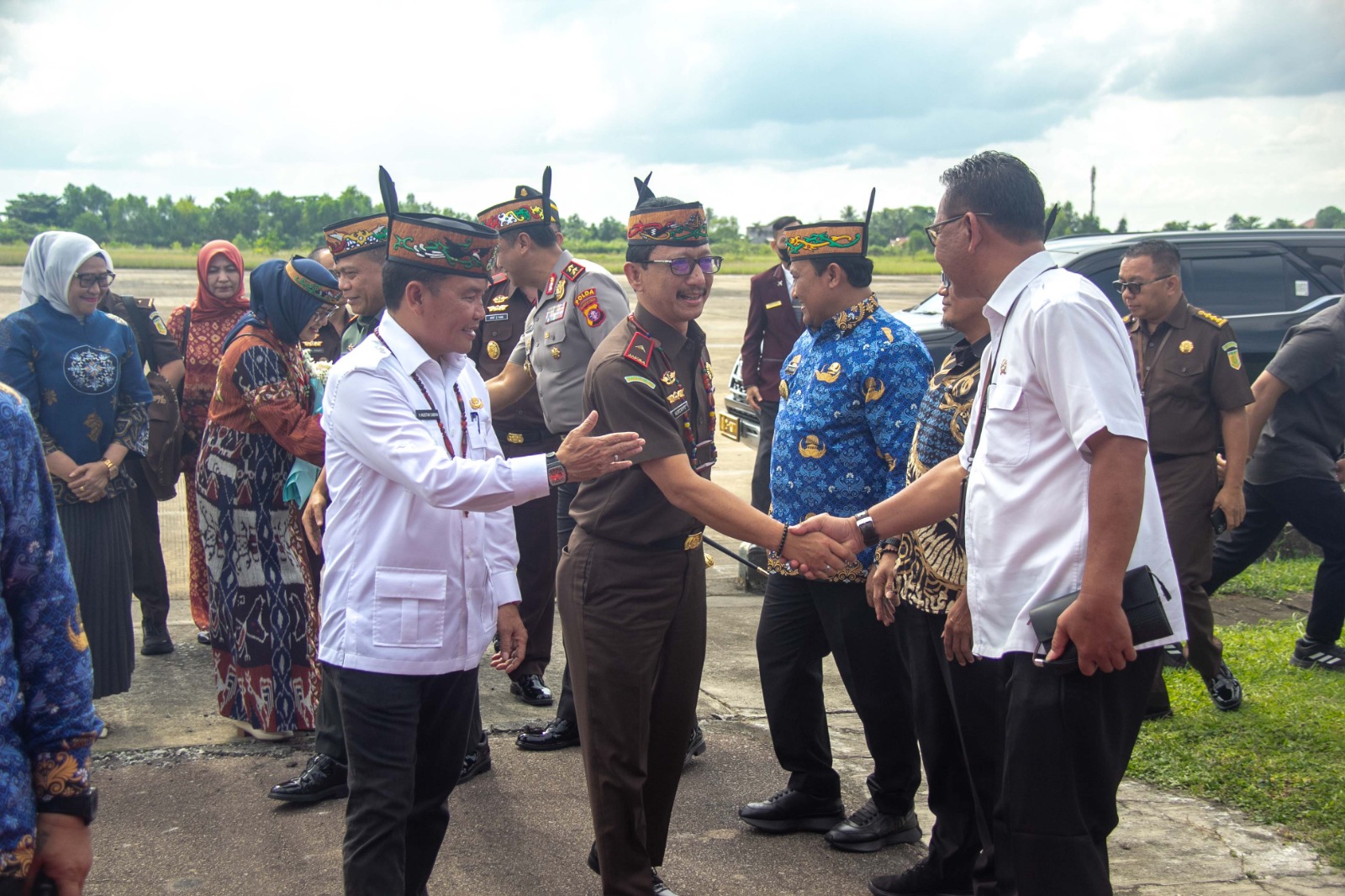 Gubernur H. Agustiar Sabran menyambut Kajati Kalteng di ruang VIP Isen Mulang, Bandara Tjilik Riwut Palangka Raya.ARIEF PRATHAMA/KALTENG POS