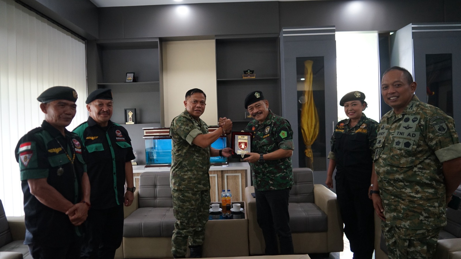 Pangdam XXII/Tambun Bungai, Mayjen TNI Zainul Arifin menerima silaturahmi jajaran pengurus HIPAKAD dan Gerdayak Kalteng.