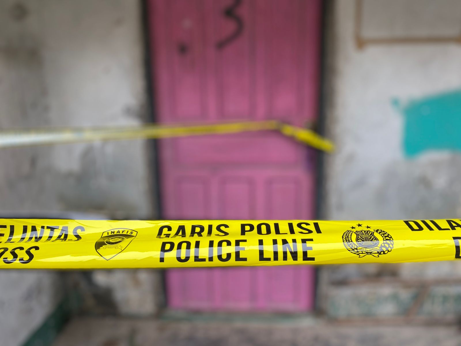 Barak nomor 3 dipasangi garis polisi. MIFTAH/KALTENG POS