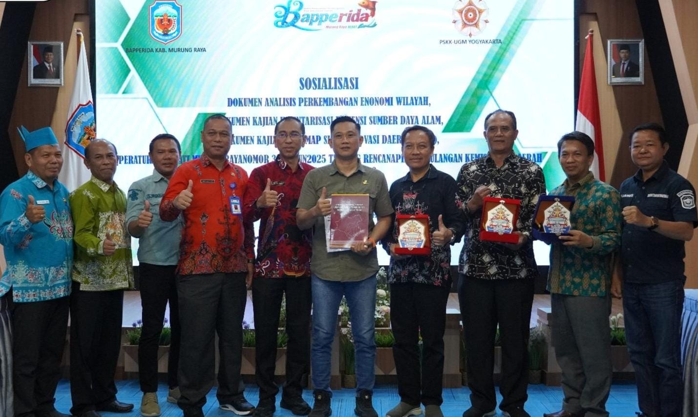 Jajaran PD Mura foto bersama setelah melakukan sosialisasi di Aula Bapperida.HUMAS