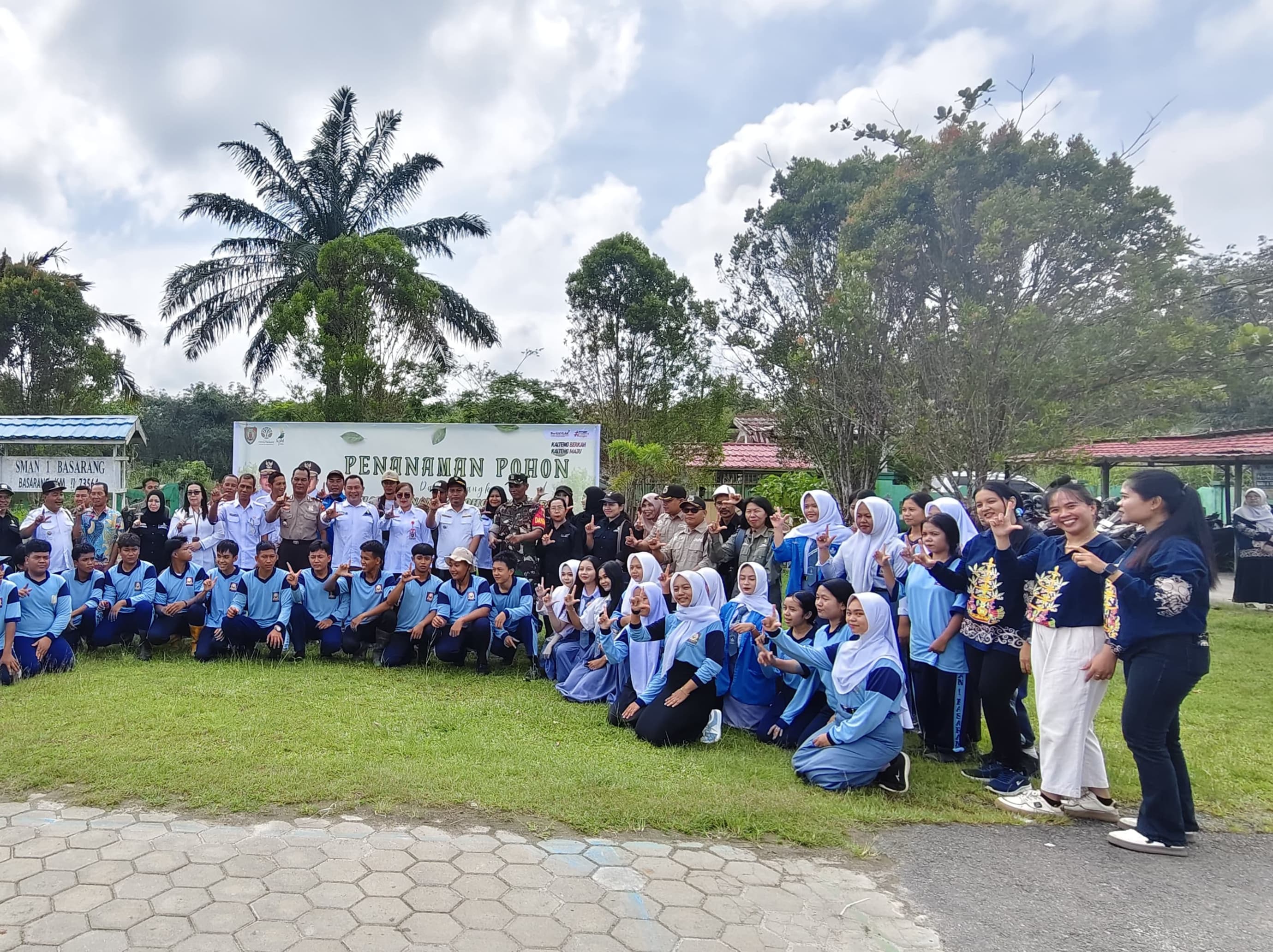 KPHL Kapuas Kahayan menggelar kegiatan menanam pohon bersama di lingkungan SMA Negeri 1 Basarang, Rabu (3/12/2025).HUMAS