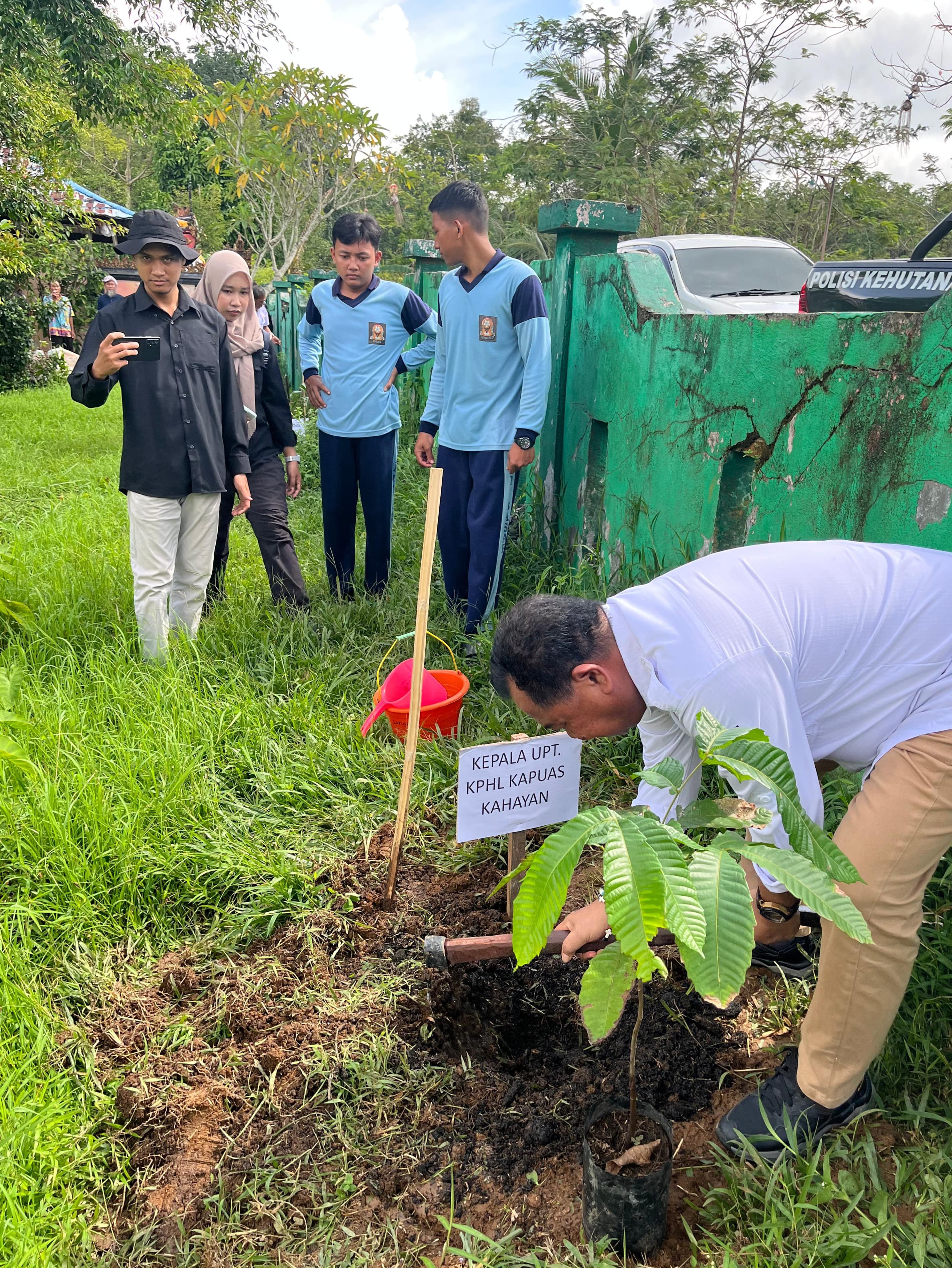 Kepala UPT KPHL Kapuas Kahayan, Miko Duwiter SHut MSi, saat melakukan penanaman.