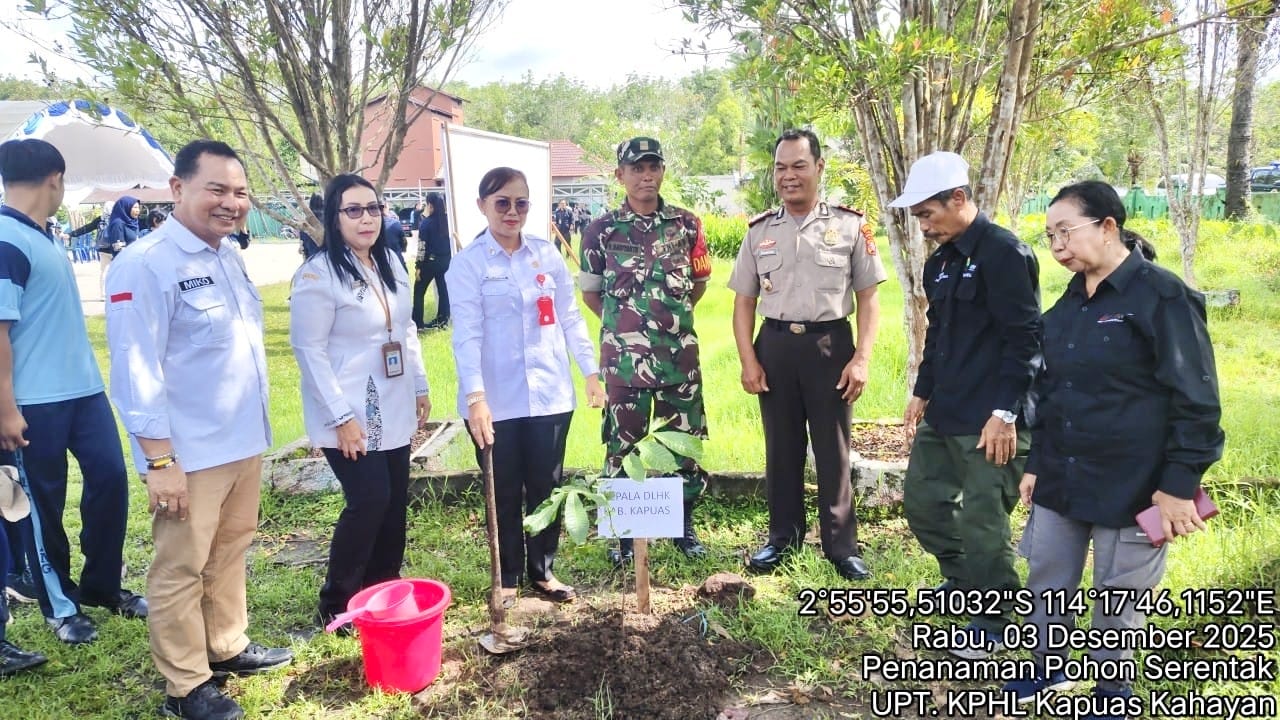 Kadis LHK Kabupaten Kapuas, dr Tonun Irawati Panjaitan MM, usai melakukan penanaman