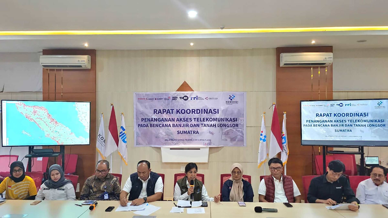 Menteri Komunikasi dan Digital RI, Meutya Hafid memimpin rapat koordinasi penanganan akses telekomunikasi pasca banjir dan longsor di Sumatra.