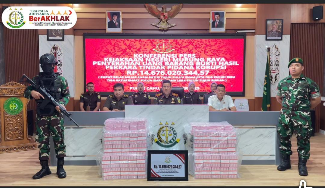Kepala Kejari Murung Raya, Taufik, S.H., M.H, memimpin konferensi pers.HUMAS