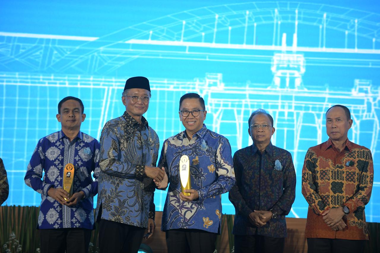 Menteri PU, Dody Hanggodo menyerahkan penghargaan kepada Gubernur Kalteng diwakili oleh Plt Sekda Kalteng Leonard S Ampung.HUMAS