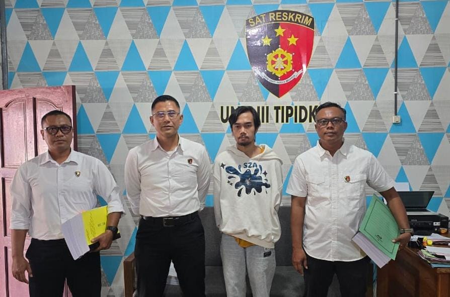 Tersangka EP, Kaur Keuangan sekaligus Bendahara Desa Pararapak Tahun 2023 saat dilimpahkan kasusnya ke Kejaksaan Negeri Barsel.