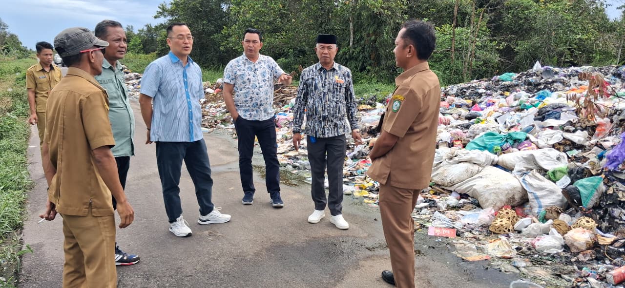 Ketua Komisi II DPRD Kotim Akhyannor bersama anggota saat melakukan sidak tumpukan sampah di kawasan Jalan Sawit Raya.BAHRI/KALTENG POS