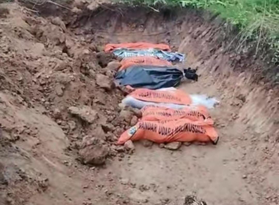 Korban bencana dikuburkan.HUMAS