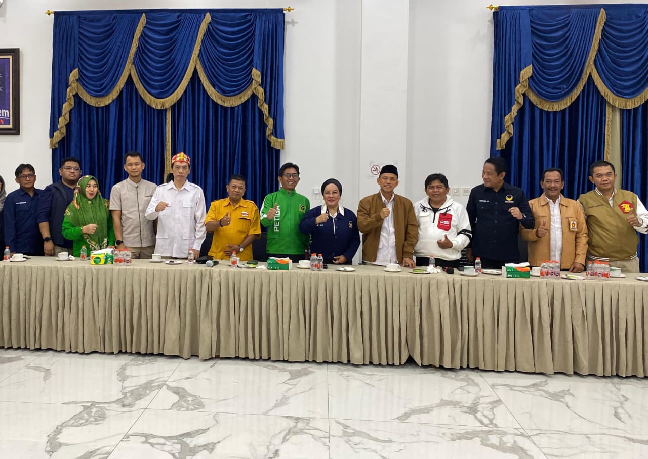 Petinggi parpol di Kalteng melakukan pertemuan di DPW NasDem Kalteng, Senin malam (1/12/2025). NOVIA/KALTENG POS