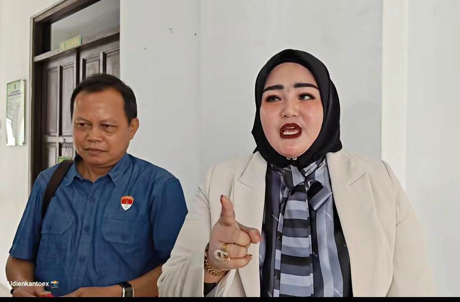 Zhezhe didampingi penasihat hukumnya Yohanes.FOTO: UDIN KANTOEX