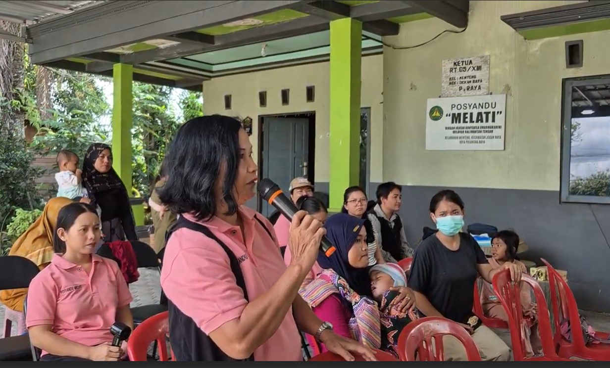 Partisipasi aktif anggota posyandu berbagi pengalaman tentang kecacingan.