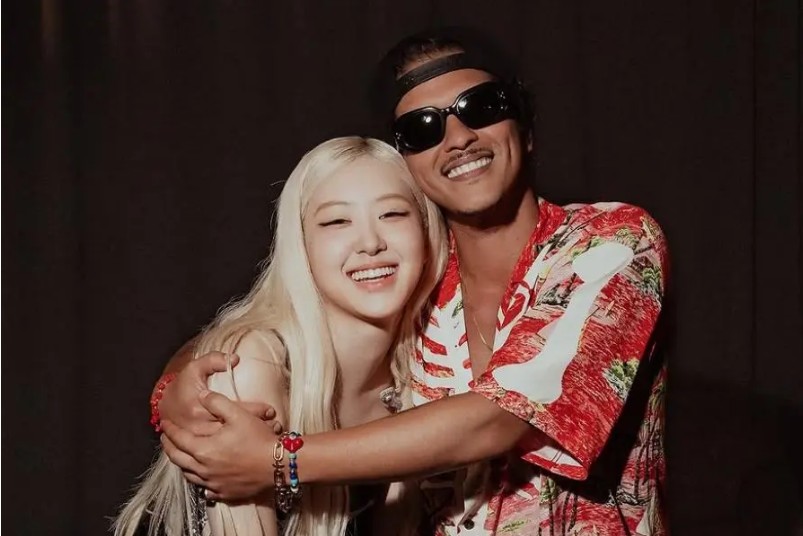 Rose Blackpink dan Bruno Mars. SOOMPI