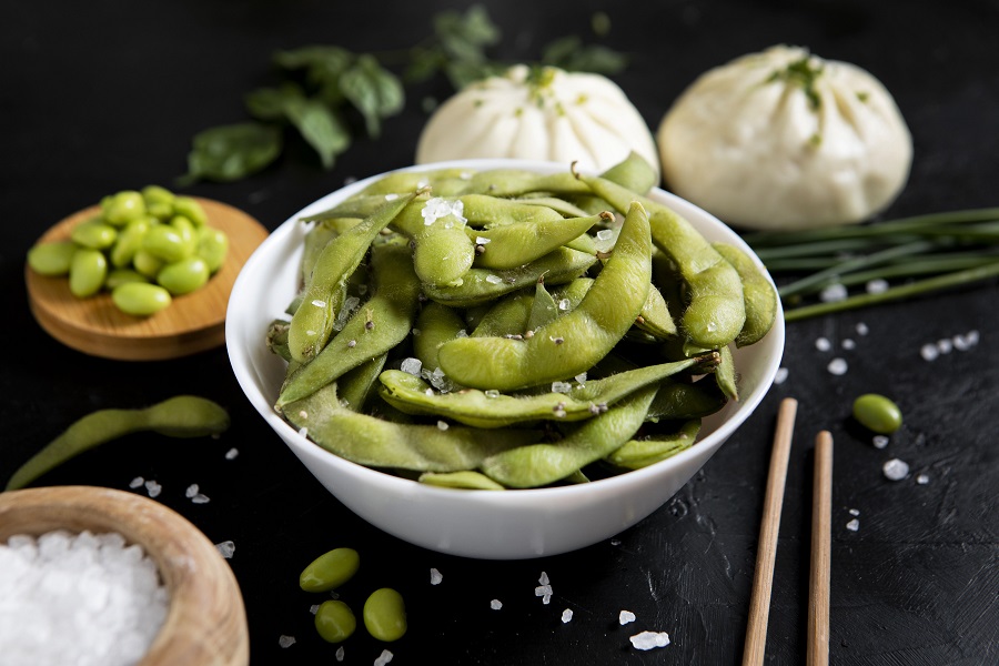 ILUSTRASI : Edamame Camilan Jepang yang kaya akan manfaat sehatnya. FREEPIK