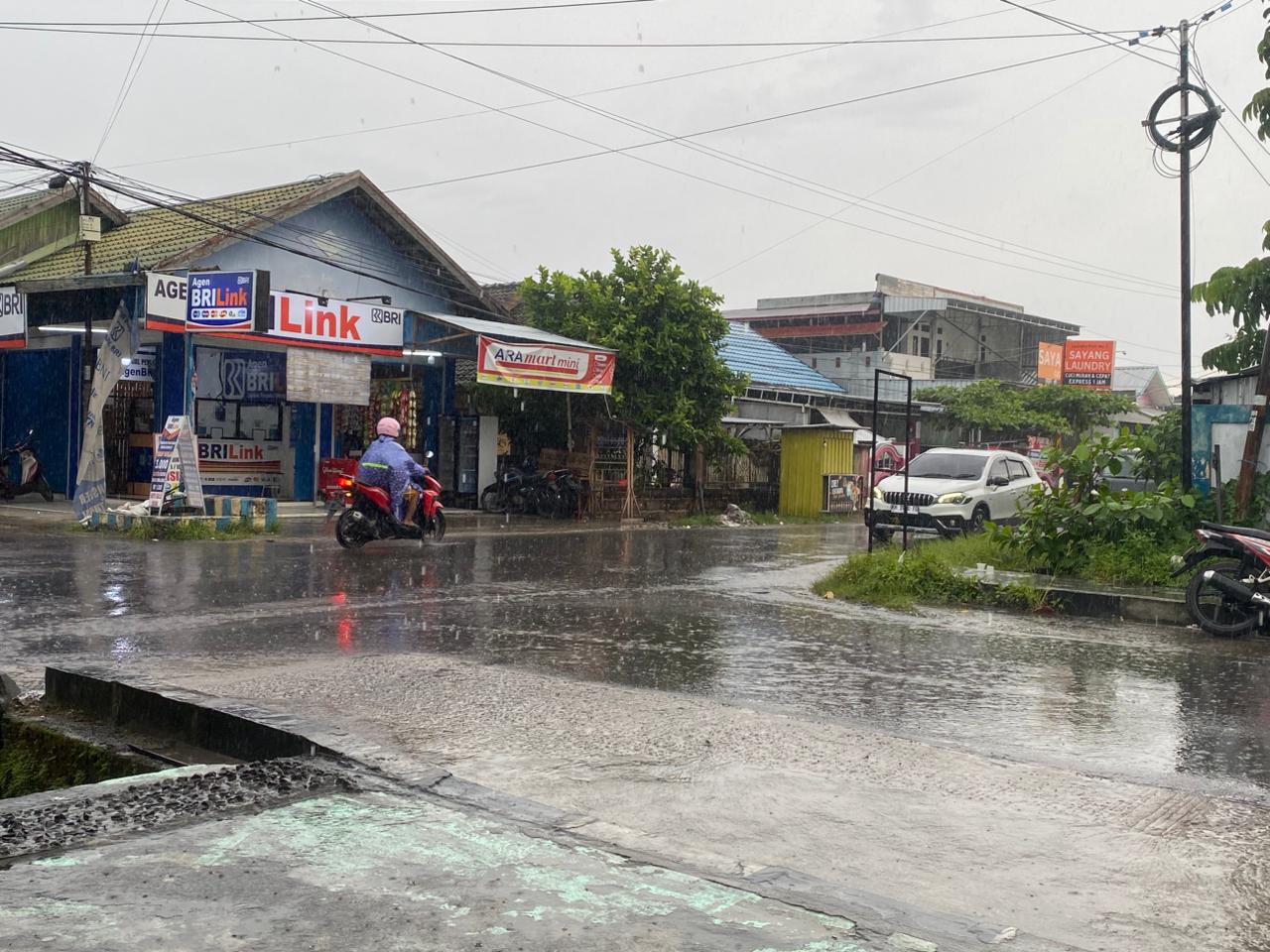 Hujan mengguyur Kota Sampit.MIFTAH/KALTENG POS