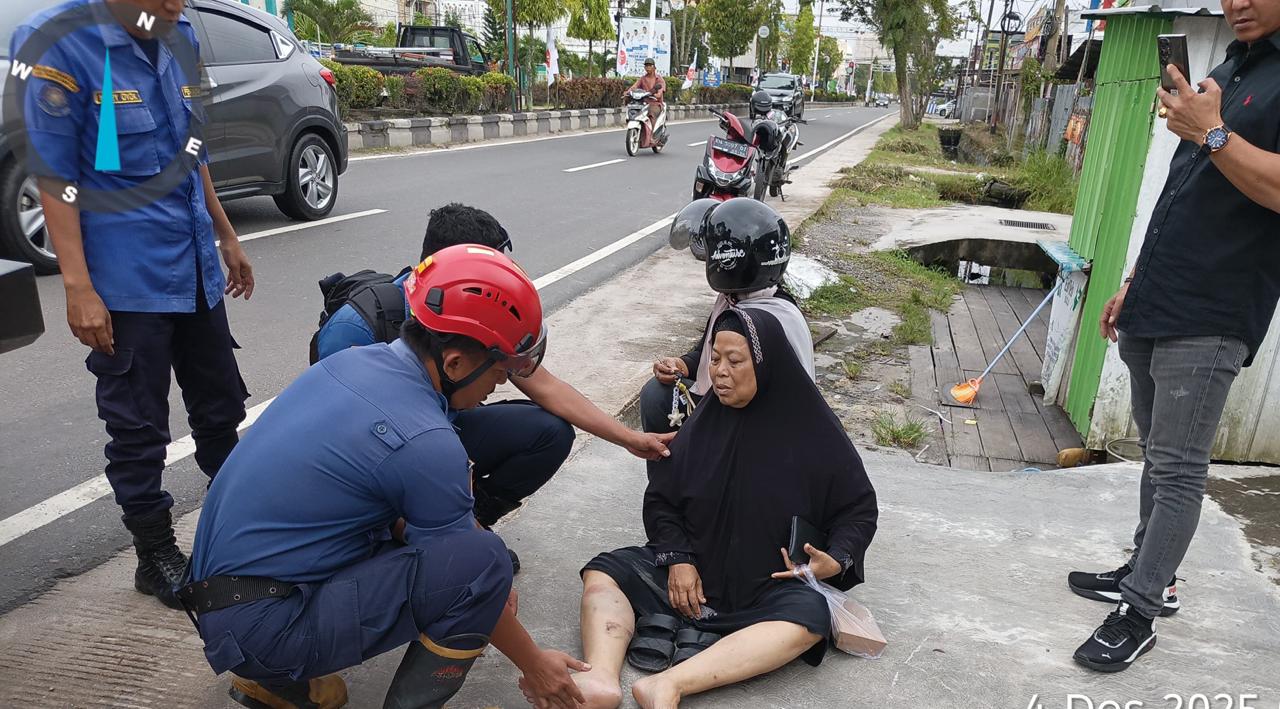 Anggota damkar bantu korban lakalantas.DAMKAR