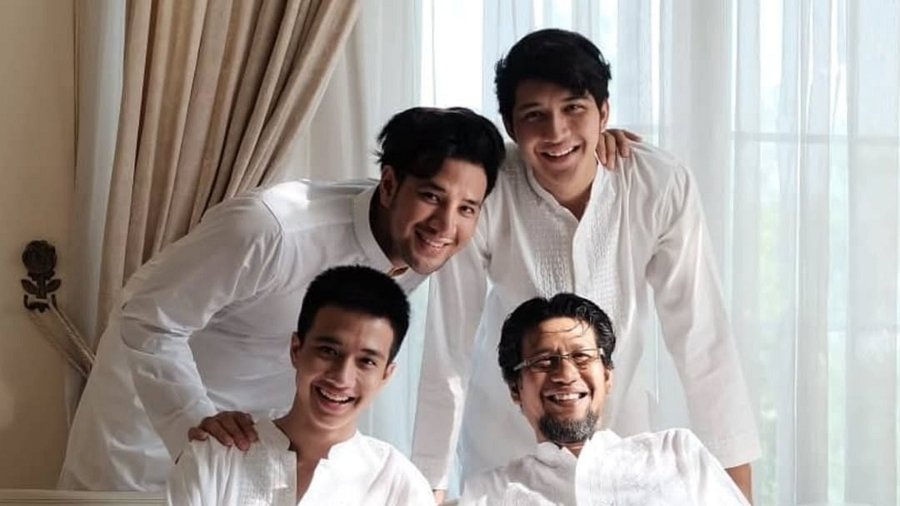 Amar Zoni saat berkumpul dengan kedua saudara dan ayahnya ketika momen lebaran, sebelum tersandung kasus narkoba. IG : @real_aditya1