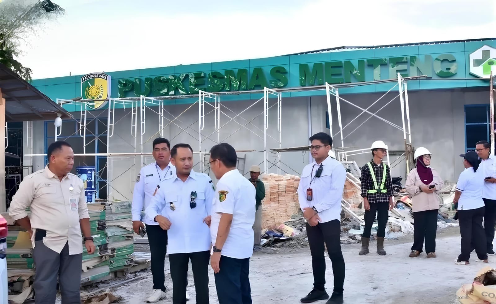 Wali Kota Palangka Raya, Fairid Naparin meninjau langsung pembangunan Puskesmas Menteng. PROKOMPKY