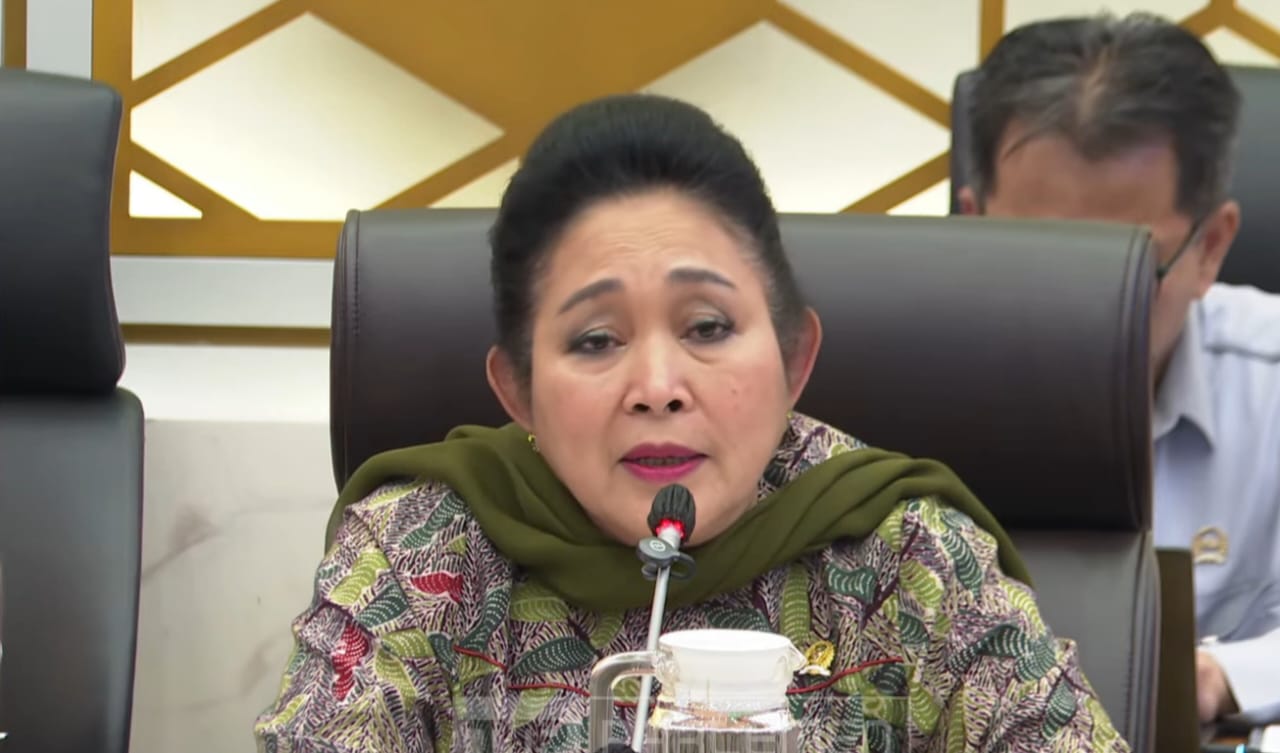 Ketua Komisi IV DPR, Titiek Soeharto mendesak Menhut Raja Juli menindak pelaku ilLegal loggin.YOUTUBE/TVR PARLEMEN