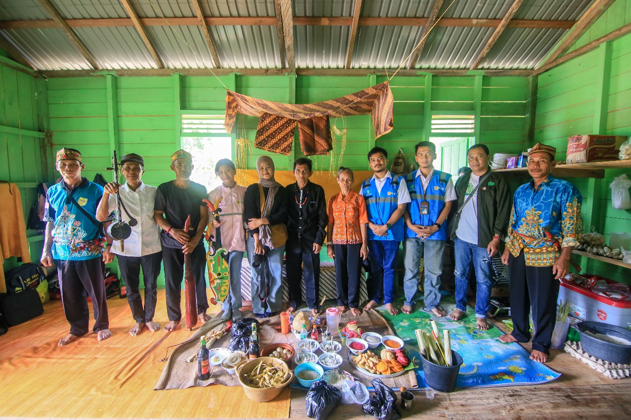 PLN UIP KLB melalui PLN UPP KLB 3 bekerja sama dengan YBNF perkuat komitmen pelestarian lingkungan. Belum lama ini PLN mengikuti Upacara Pendeng Keramat di Desa Parempei, Kecamatan Rungan, Gunung Mas.