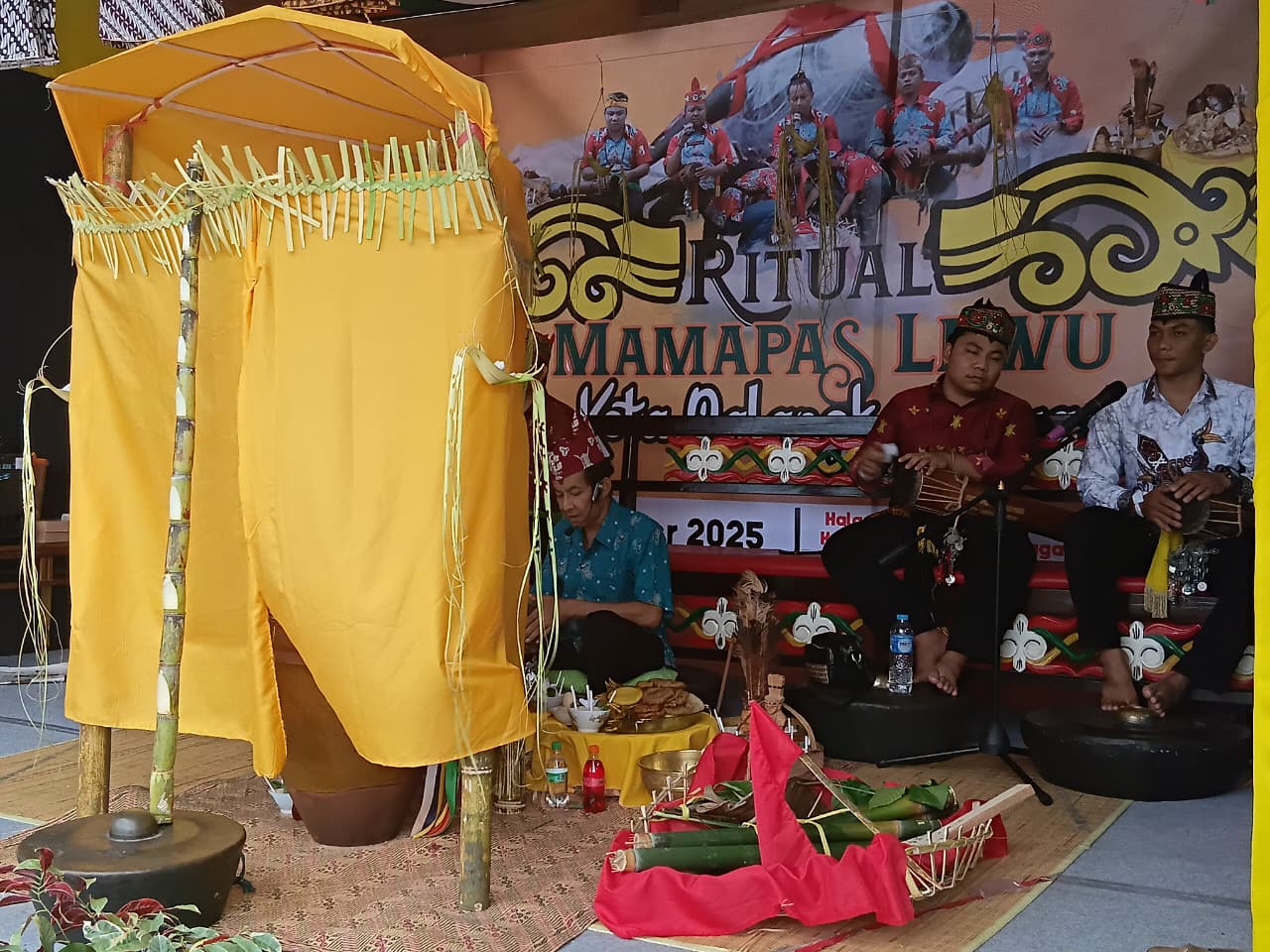 Kelima basir melaksanakan ritual balian dalam pelaksanaan Mamapas Lewu. ILHAM ROMADHONA/ KALTENG POS