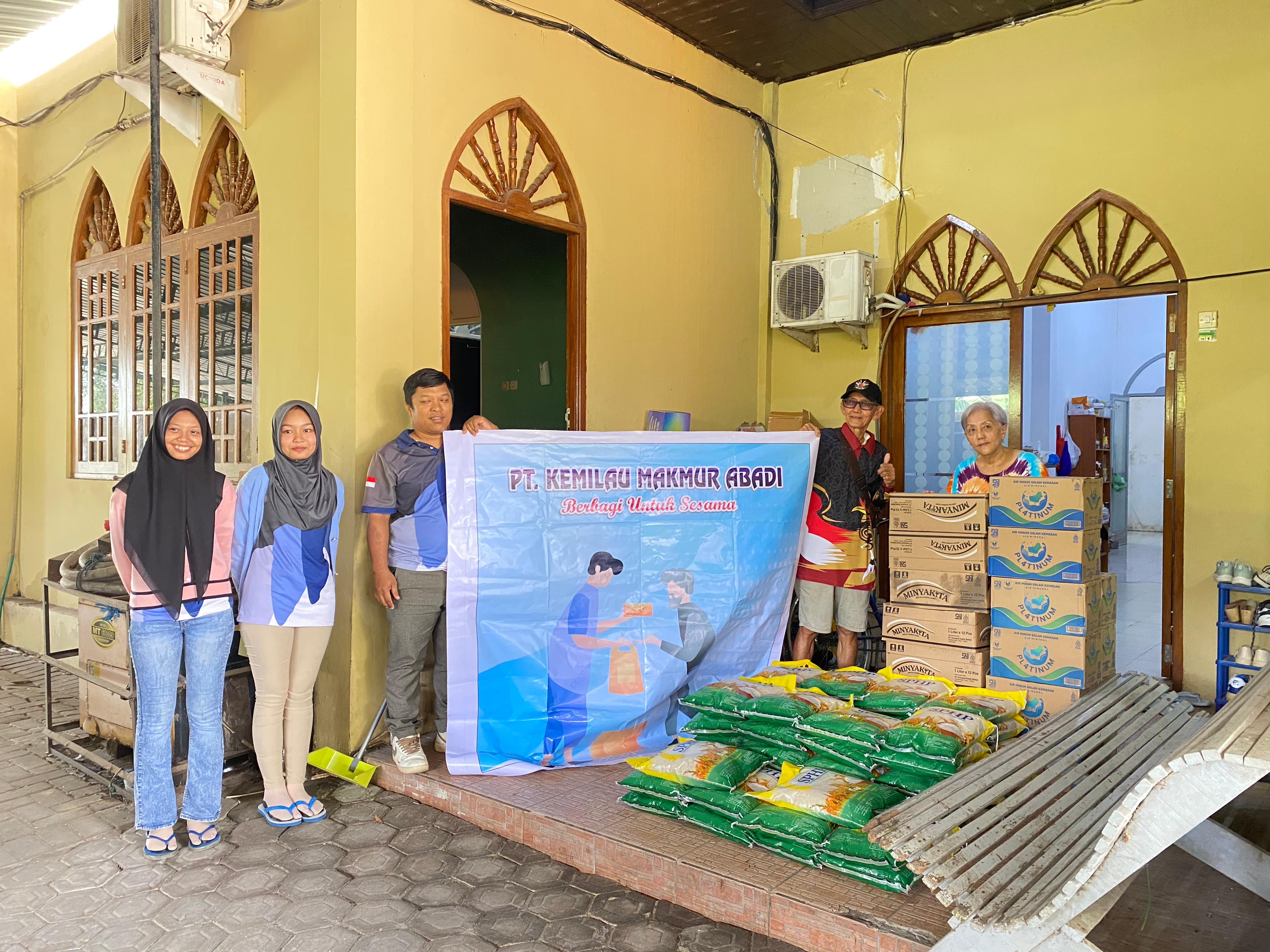 PT KMA bagi sembako ke gereja