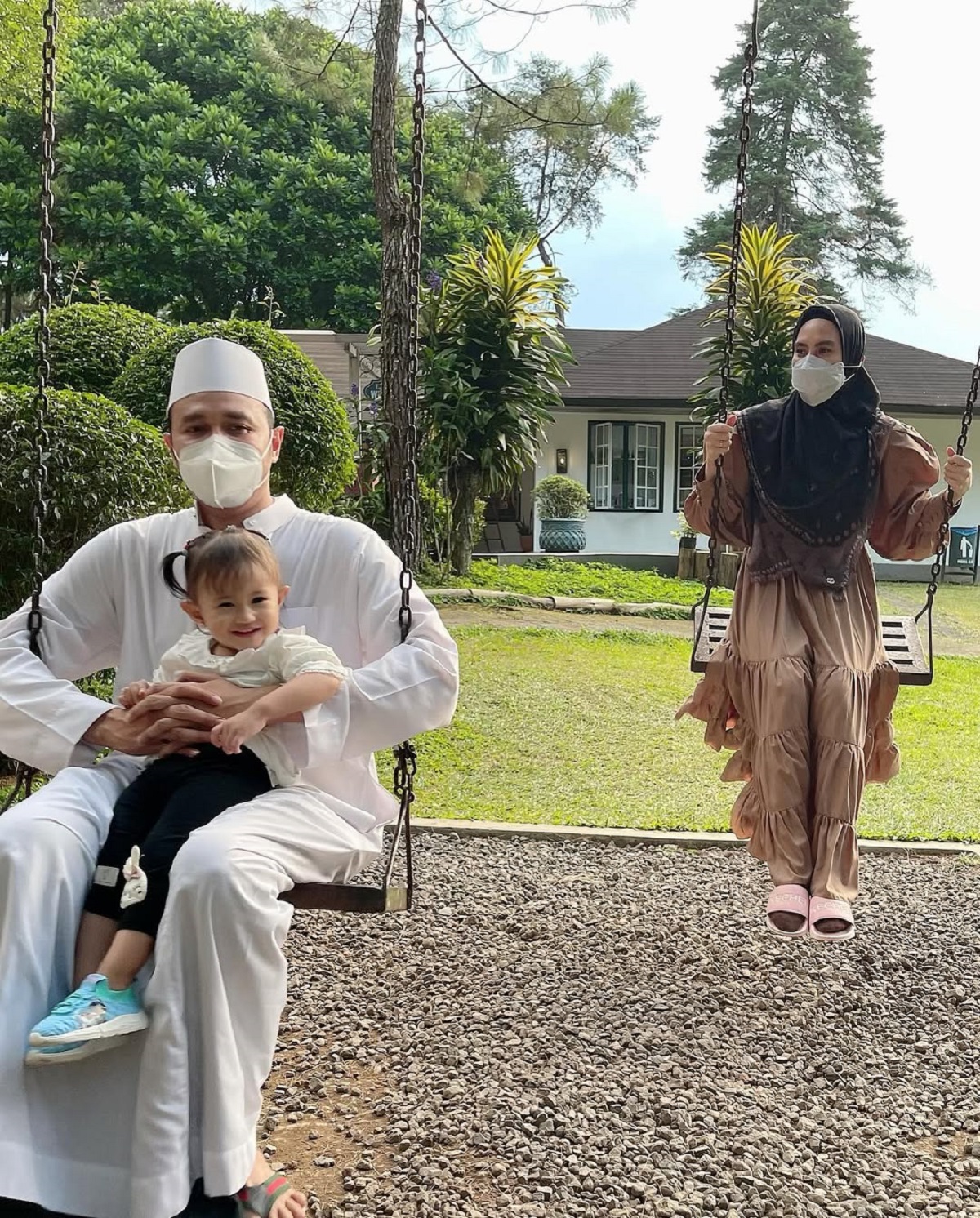 Habib Usman dan Kartika Putri. IG : @kartikaputriworld/