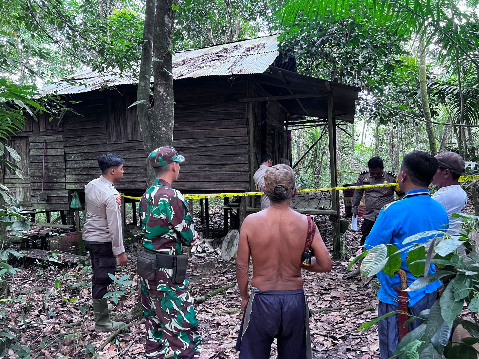 Anggota Polri dan TNI serta masyarakat ketika mendatangi lokasi kejadian